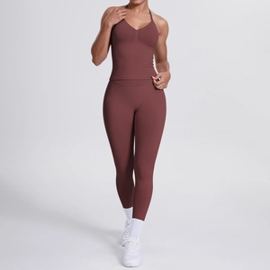 Detail eines dunkelrotbraunen hochdehnbaren Yoga-Sets mit gekreuzten Trägern und hoher Taille