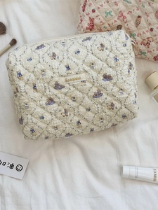 Trousse à cosmétiques gaufrée à motif de lapin floral avec accessoires élégants