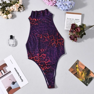 Vue à plat d'un body à imprimé léopard violet avec col montant et accessoires