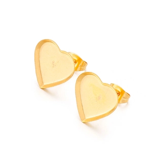 Gros plan de boucles d'oreilles en forme de cœur doré avec une finition polie