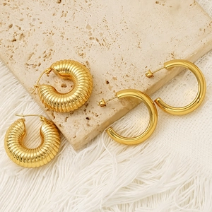 Retro gold C-shaped hollow hoop earrings set with croissant texture and smooth finish