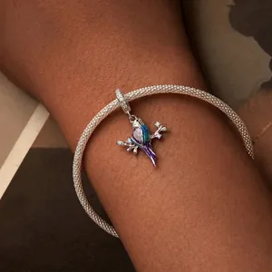 Charm perroquet en argent 925 avec émail coloré sur un bracelet chaîne serpent élégant