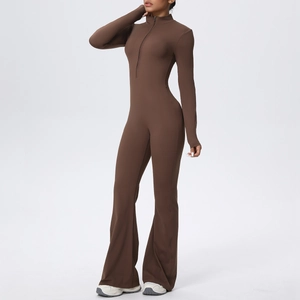 Détail de la combinaison de yoga marron avec col demi-zippé et bas de pantalon évasé
