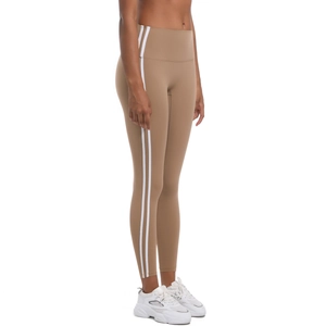 Détail du pantalon de yoga taille haute avec bandes latérales blanches et tissu kaki