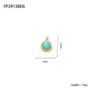 Détail du pendentif goutte en acier inoxydable avec turquoise et bordure perlée