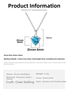 Dettaglio del ciondolo a cuore in zircone blu con incastonatura a griffe e catena