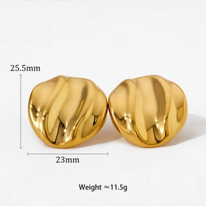 Dettaglio orecchini dorati irregolari con misure 25,5x23mm e peso di circa 11,5 grammi
