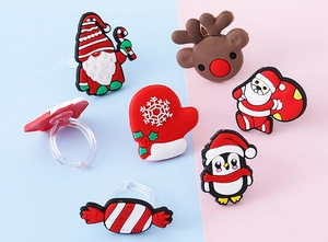 Detailansicht bunter Kinderringe aus PVC mit Weihnachtsmann und Rentier Motiven