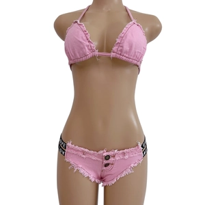 Dettaglio del set bikini in denim rosa con bordi sfrangiati e fascia in vita con scritta LOVE