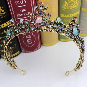 Couronne de mariée baroque dorée avec gemmes multicolores et design vintage chic