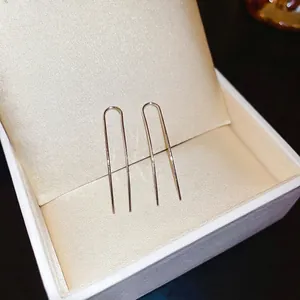 Minimalistische silberne U-Haken-Ohrringe auf Seide für einen eleganten, modernen Look