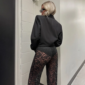 Vista posteriore di pantaloni in pizzo nero a vita alta con blazer abbinato