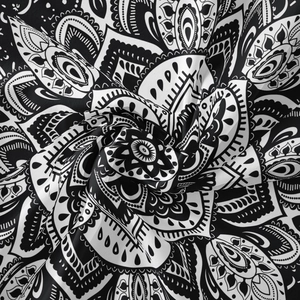 Vue détaillée de la tapisserie bohème monochrome avec texture de motifs mandala complexes