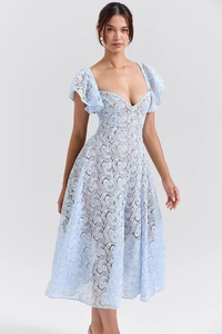 Nahaufnahme der hellblauen floralen Spitze und der Flatterärmel an einem Midi-Kleid