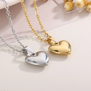 Détails des pendentifs en forme de cœur en finitions or et argent poli brillant