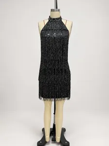 Dettaglio dell'abito con paillettes nere con frange lunghe e scollo a V profondo