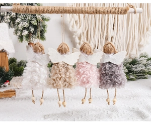 Détail de quatre ornements d'anges de Noël en peluche aux tons blanc rose et gris