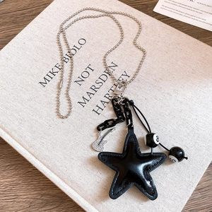 Collar moderno con colgante de estrella negra, bolas de billar y dije de guitarra plata