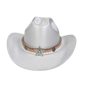 Vue macro du chapeau de cow-boy argenté avec badge étoile et ornement en perle bleue