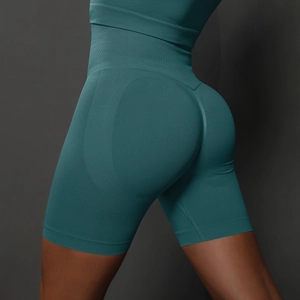 Detail der nahtlosen dunkelgrünen Yogashorts mit hohem Rippbund und Gesäßstraffungseffekt