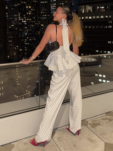 Détail de l'ensemble top dos nu à pois et pantalon large à taille haute chic