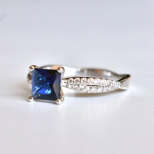 Δαχτυλίδι με μπλε βασιλικό λίθο princess cut και διπλή σειρά διαμαντιών στην ταινία