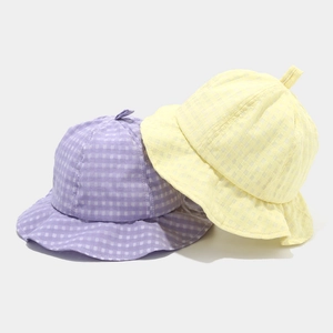 Cappelli a secchiello a quadretti traspiranti in lilla e giallo con tesa a onde estivi