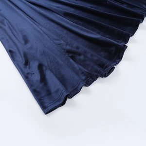 Vue macro détaillée de la texture du tissu velours bleu foncé et de l'ourlet de la robe
