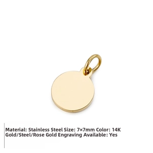 Gros plan d'un pendentif rond 7x7mm en acier inoxydable poli pour gravure personnalisée