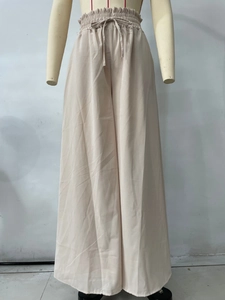 Détail d'un pantalon large à taille haute avec ceinture élastique et cordon de serrage