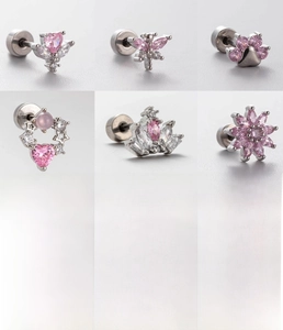 Détails de clous d'oreilles en acier titane avec zircon rose en forme de cœur et fleur