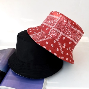 Detail von schwarzen und roten Paisley-Wendehüten aus Baumwolle für Streetwear-Mode
