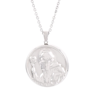 Pendentif médaille Saint-Benoît en acier argenté avec relief sur un fond blanc épuré