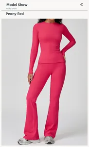Détail de l'ensemble de yoga rouge pivoine pour femme avec haut à col rond et pantalon
