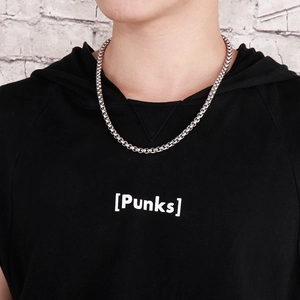 Collier chaîne en acier inoxydable argenté pour homme porté sur un sweat à capuche