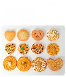 Macro de 12 galletas de nuez artificiales realistas con formas de corazón y lazo