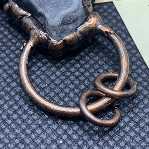 Macro-detail van de vintage bronzen hanger met grijze agaatdruzy en handwerkdetails
