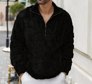 Gros plan du pull à demi-zip noir pour homme avec texture en polaire à carreaux