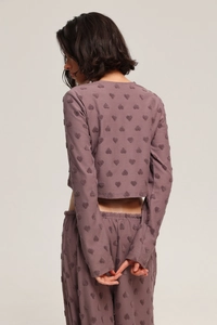 Détail de la texture floquée à cœurs violets sur l'ensemble homewear pour femme