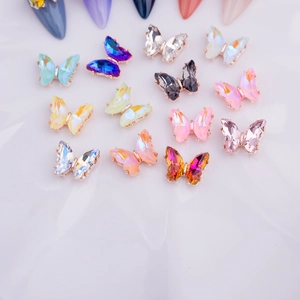 Detalle de dijes para uñas de mariposa de cristal 3D con corte multifacético y tonos mocha