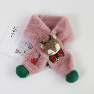Détail d'écharpe rose en peluche pour enfant avec renne mignon et décors festifs