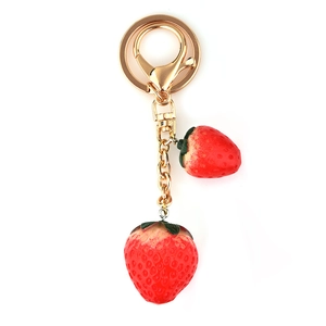 Llavero de fresa chic con colgantes de resina roja y accesorios de oro