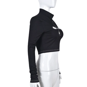 Detail von schwarzem Rippstrick-Crop-Top mit Blüten-Ausschnitt am Mannequin
