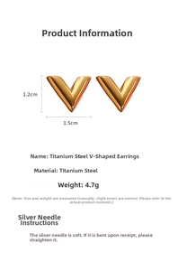 Vue détaillée des boucles d'oreilles en V en acier titane doré, dimensions 1,5 cm sur 1,2 cm