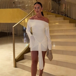 Robe courte blanche chic à épaules dénudées avec manches longues et nœud à la taille