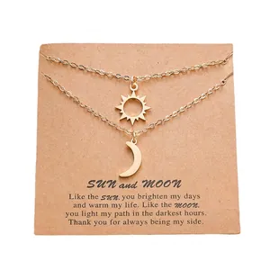 Détails des colliers soleil et lune sur carte en papier kraft avec texte sincère