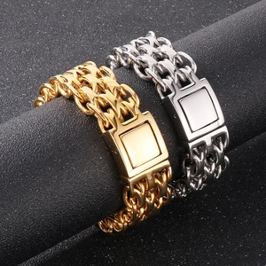 Détail de bracelets gourmettes triples en or et argent avec fermoirs carrés en acier inoxydable