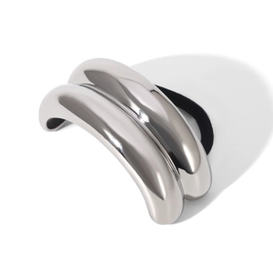 Detail eines silbernen Edelstahl-Haarrings mit poliertem geometrischem Doppelrohr-Design