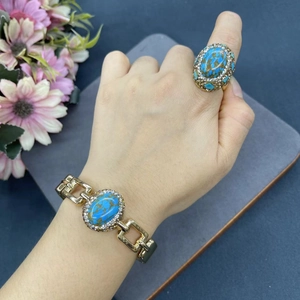 Elegante set di gioielli turchesi con bracciale a catena dorata e anello con strass
