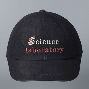 Λεπτομέρεια κεντήματος Science Laboratory σε μπλε βαμβακερό καπέλο μπέιζμπολ